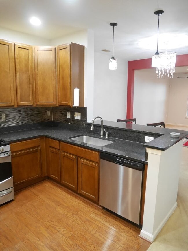 Building Photo - Spacious 1-Bedroom Condo Close to Everythi...