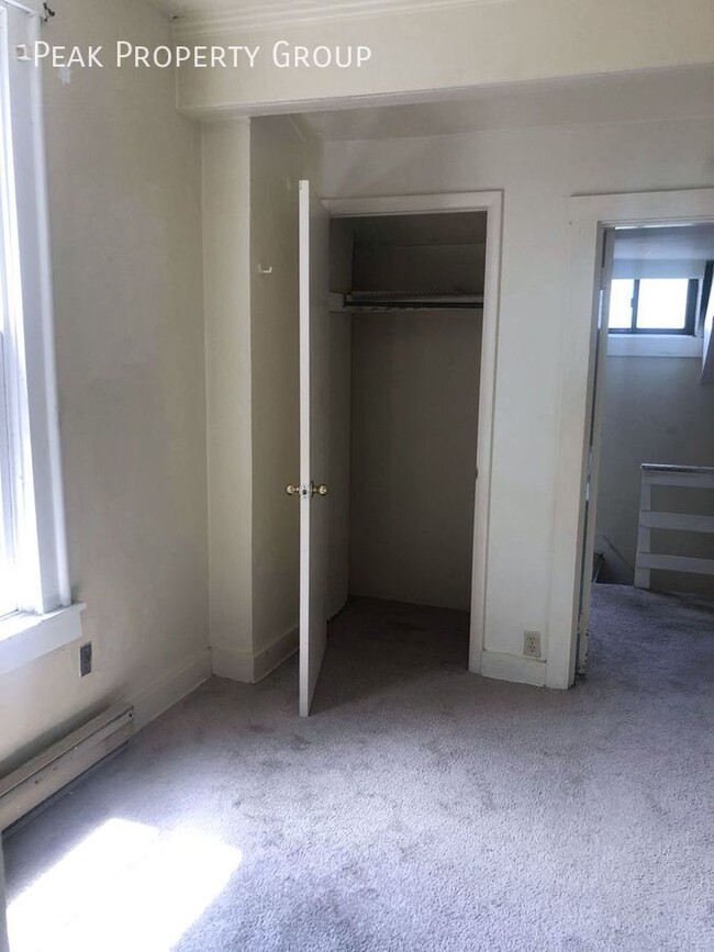 Building Photo - 5 Bedroom apartment home. Great location n...