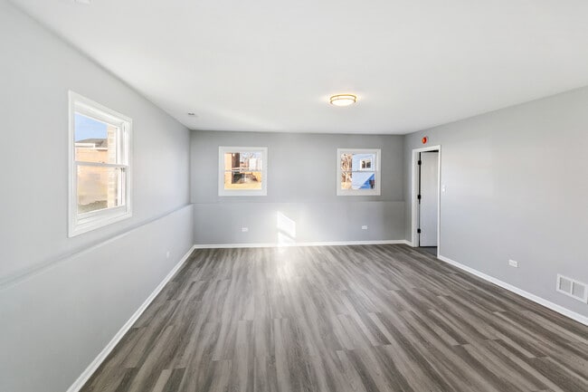 Building Photo - 922 E 155th St