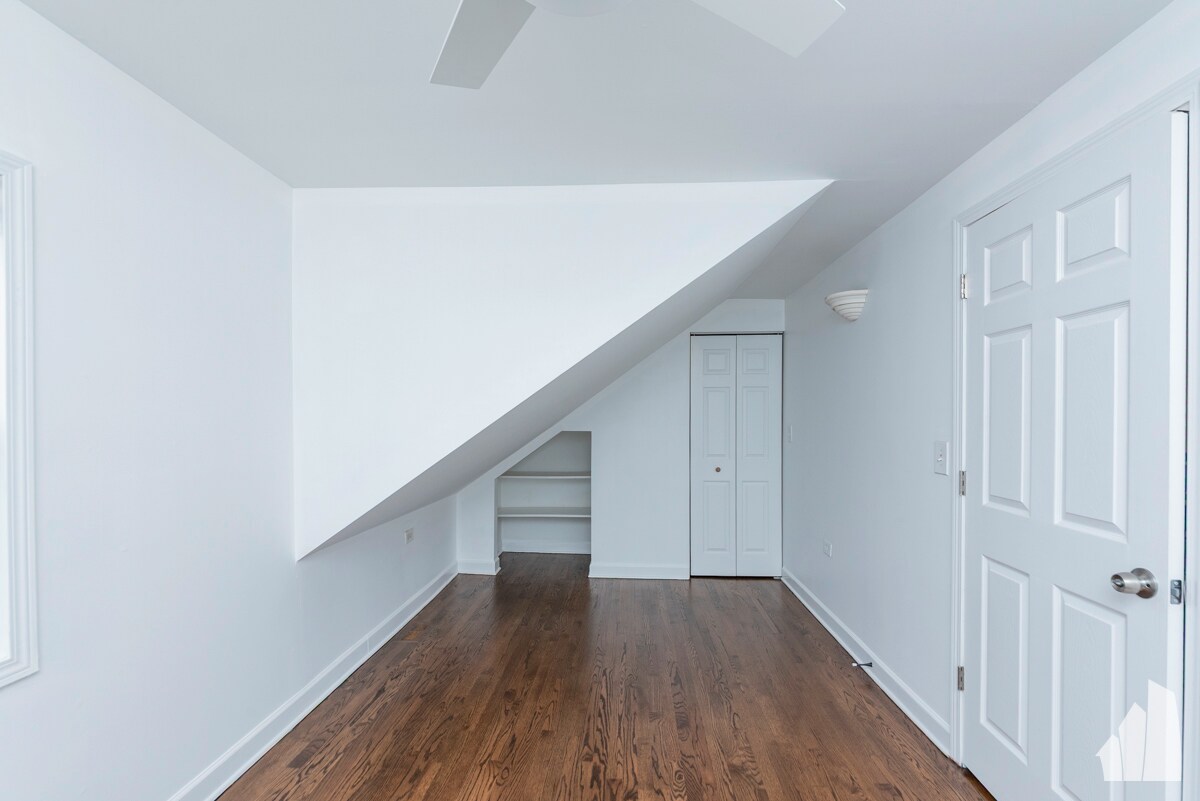 Building Photo - 1426 N Greenview Ave