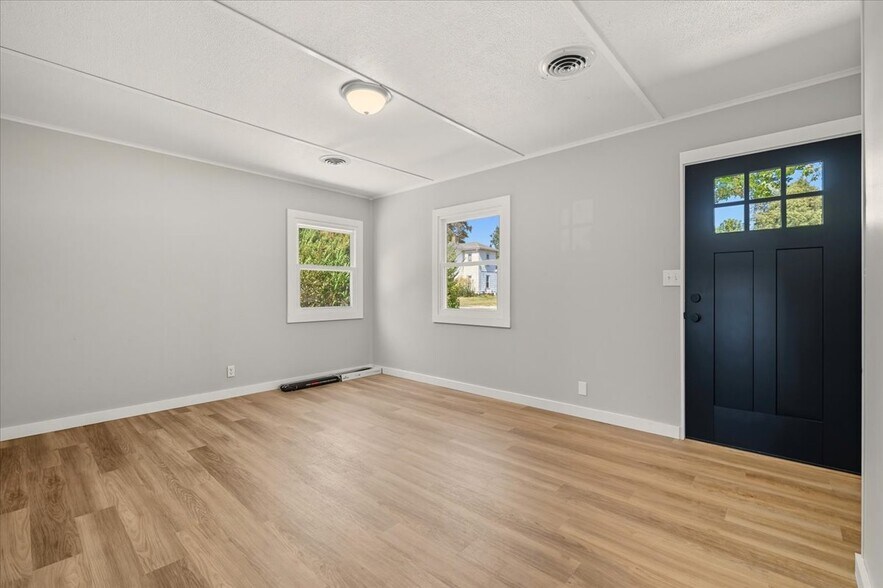 Building Photo - 710 E Chestnut St