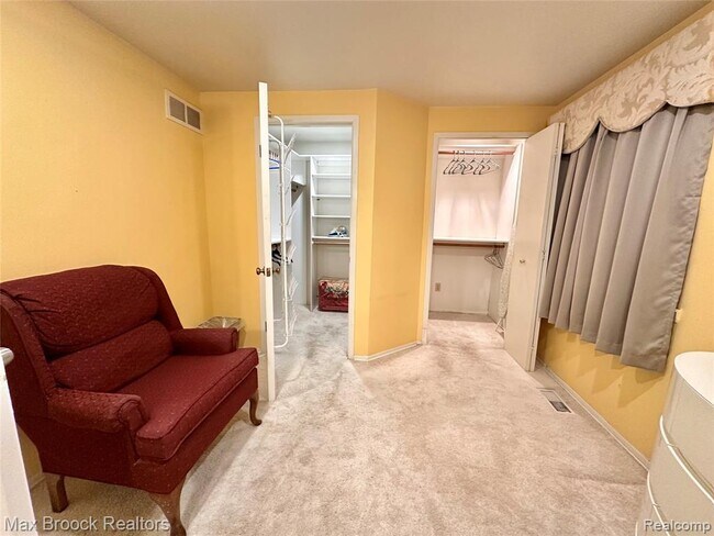 Building Photo - 6942 Leslee Crest Dr