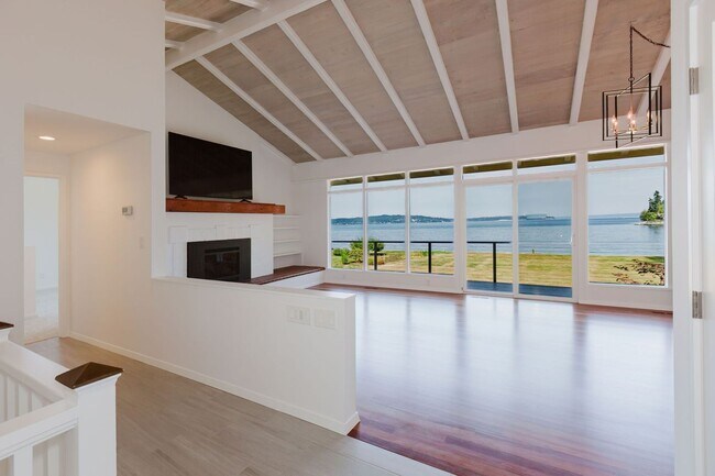 Building Photo - Low Bank Waterfront New Remodel on Huge Lot