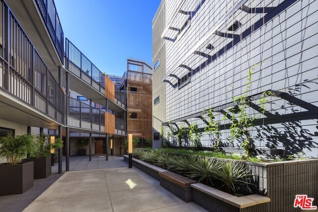 Building Photo - 1250 N Fairfax Ave