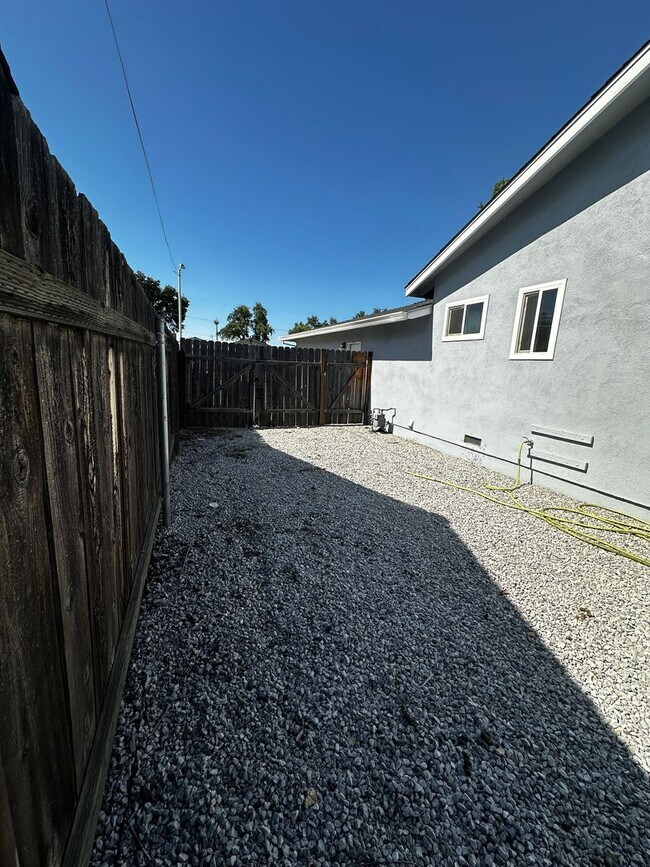 Building Photo - South Redding Home