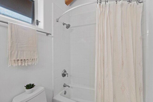 Building Photo - 631 3rd St