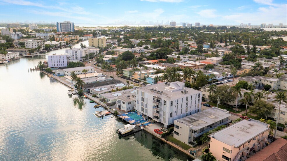 Building Photo - 8305 Crespi Blvd