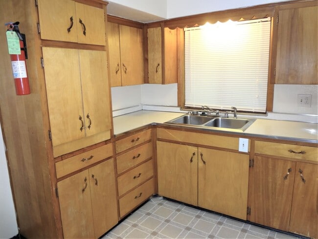 Building Photo - Cozy 1 Bedroom Apartment off East Campus