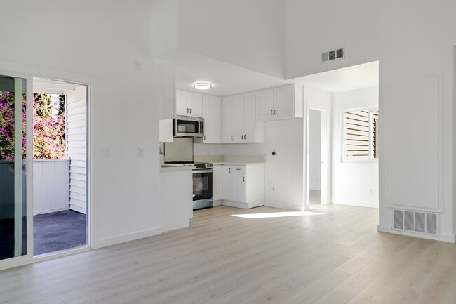 Building Photo - Stylish & Fully Renovated 2-Bedroom Home i...