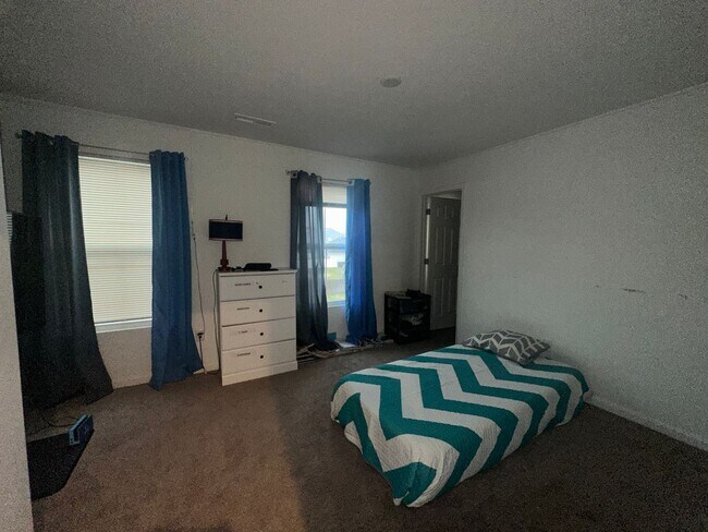 Building Photo - Available NOW - 5 bedroom, 3 full bathroom house - $3,300/month