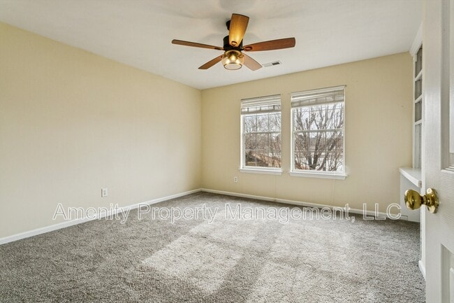 Building Photo - 979 Holbrook Dr