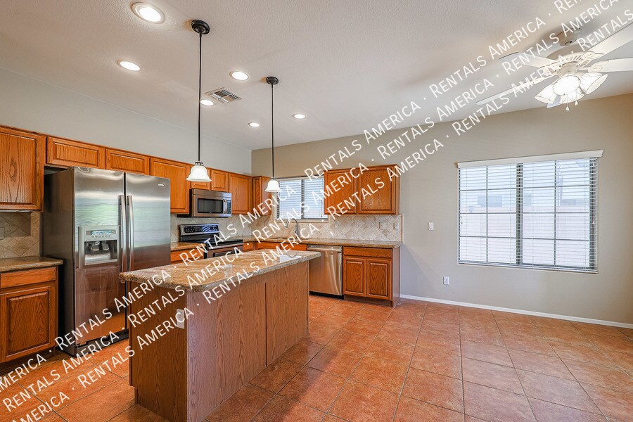 Building Photo - 16021 W Custer Ln
