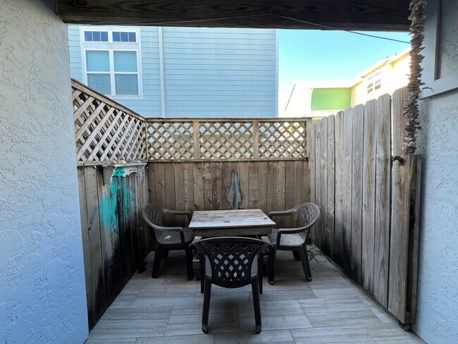 Building Photo - 14898 Granada Dr