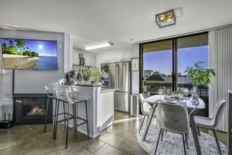 Building Photo - 7320 Hawthorn Ave