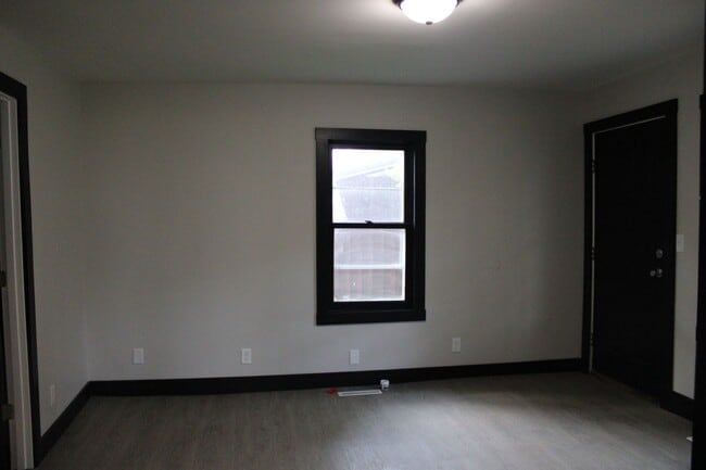 Building Photo - 313 S 6th St