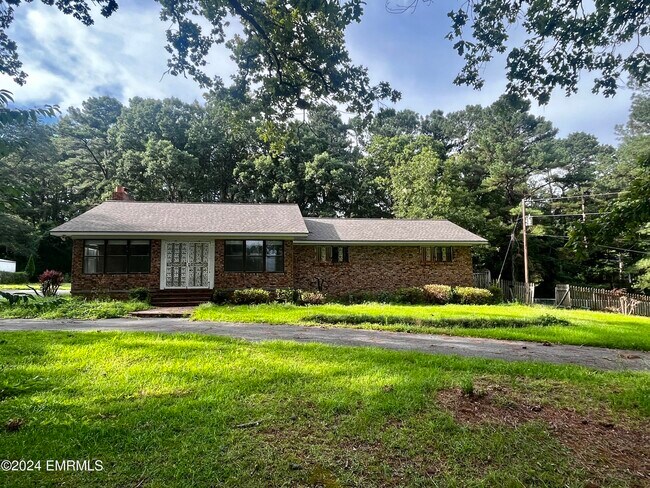 Building Photo - 664 Old Country Club Rd W