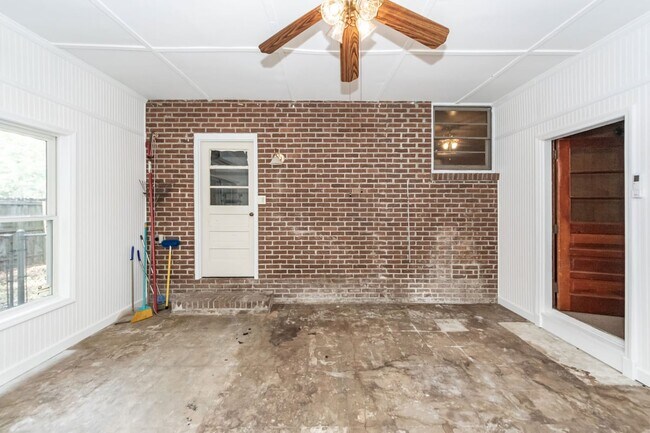 Building Photo - 453 Wade Hampton Dr