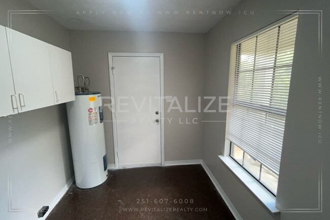 Building Photo - 3 Bed 2 Bath with Large Yard