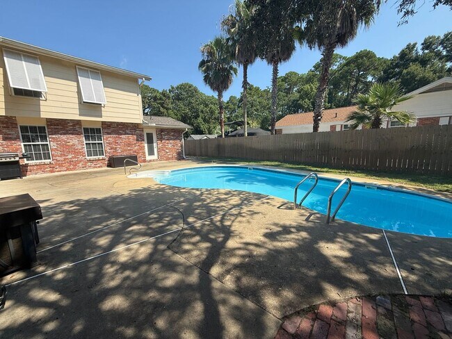 Building Photo - 905 Poinciana Dr