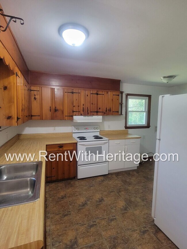 Building Photo - GRAMPA'S BUNGELOW - AWESOME BRICK RANCH WITH FULL UNFINISHED BASEMENT / GREAT LOCATION