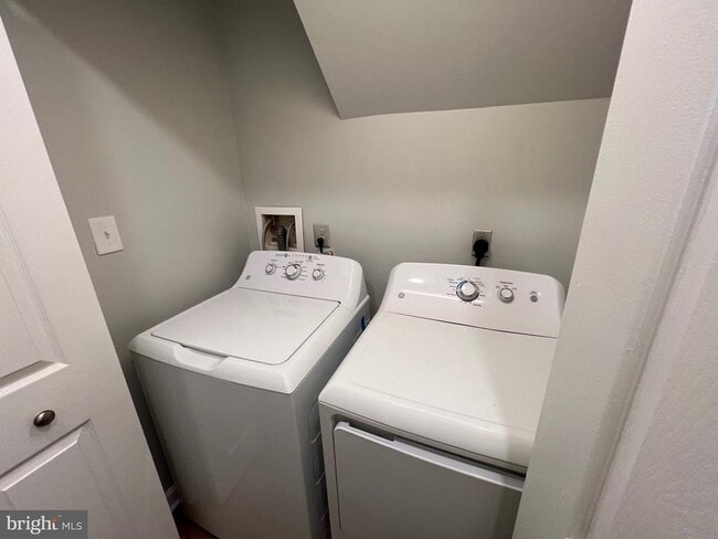 Building Photo - 4131 Bancroft Ln