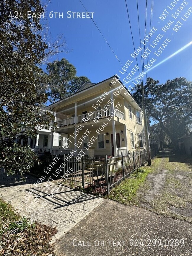 Building Photo - 424 E 6th St