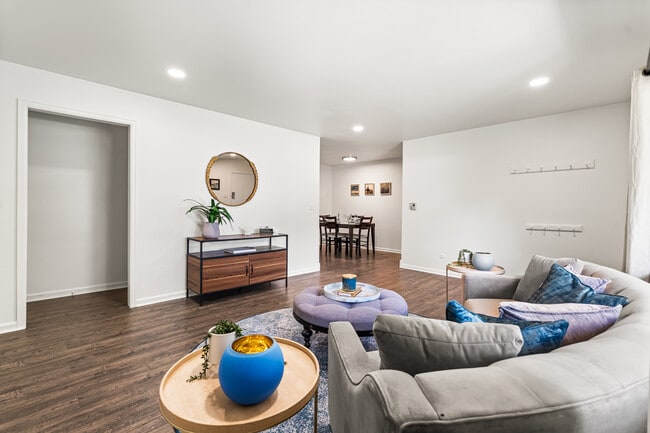 Building Photo - 571 S Taft St