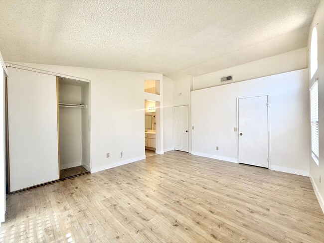 Building Photo - AVAILABLE NOW! 3 Bedroom 2 Bathroom Home in Golden Sun Estates!