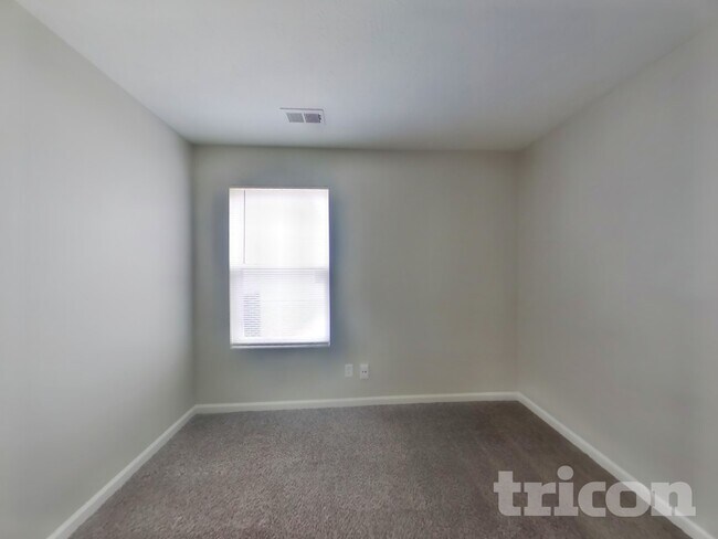 Building Photo - 2437 Middle View Dr