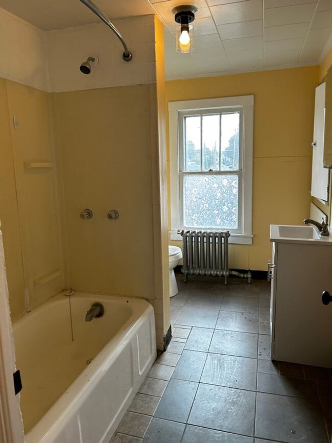 Building Photo - 325 Main St