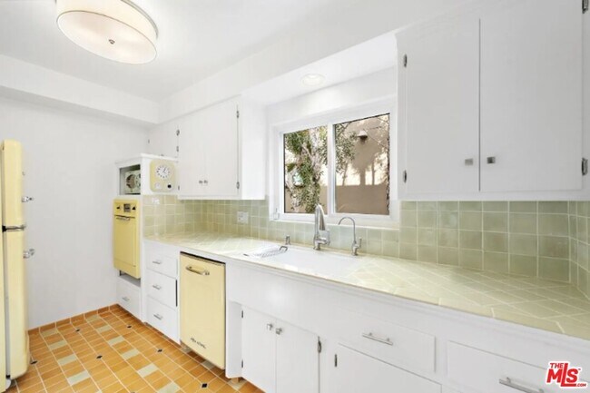 Building Photo - 1570 Via Capri