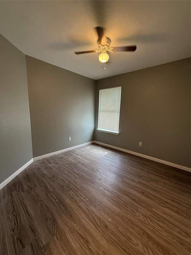 Building Photo - 2221 Creekside Ln