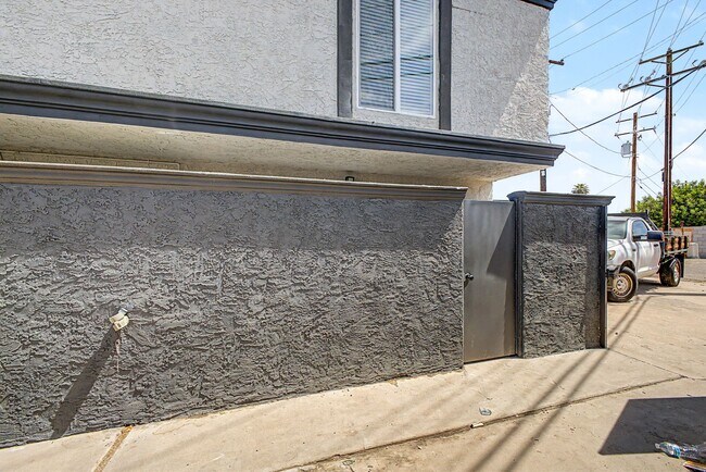 Building Photo - Gorgeous 2 Bed + Bonus Room | Large Private Yards | Resort Pool | 8 Weeks Free Rent!