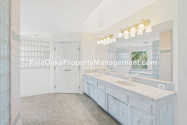 Building Photo - 2025 Moonstone Cir