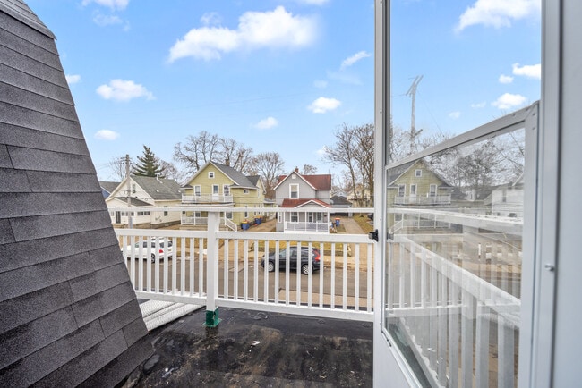 Building Photo - 1033 Helen St NE