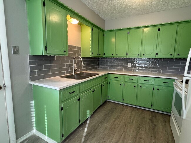 Building Photo - 4625 SW I Ave