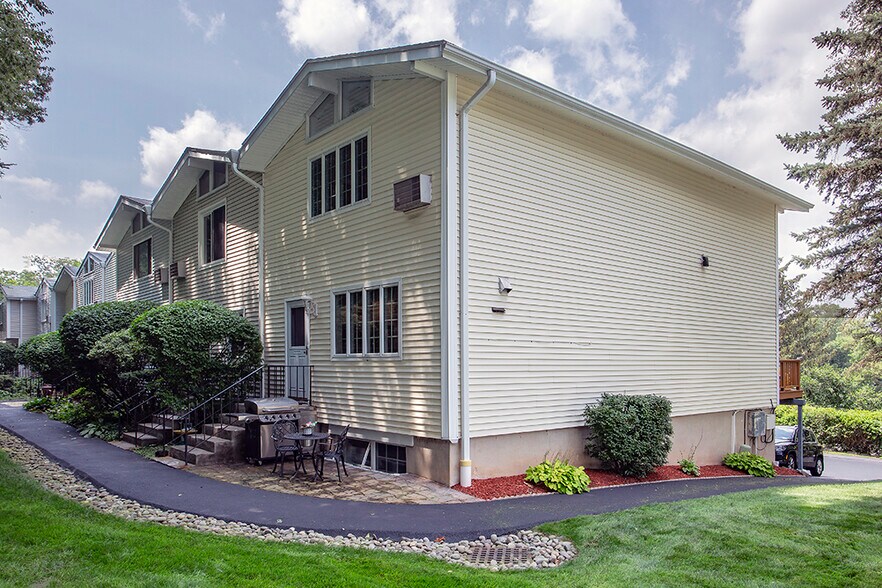 Primary Photo - 21 Scenic Cir