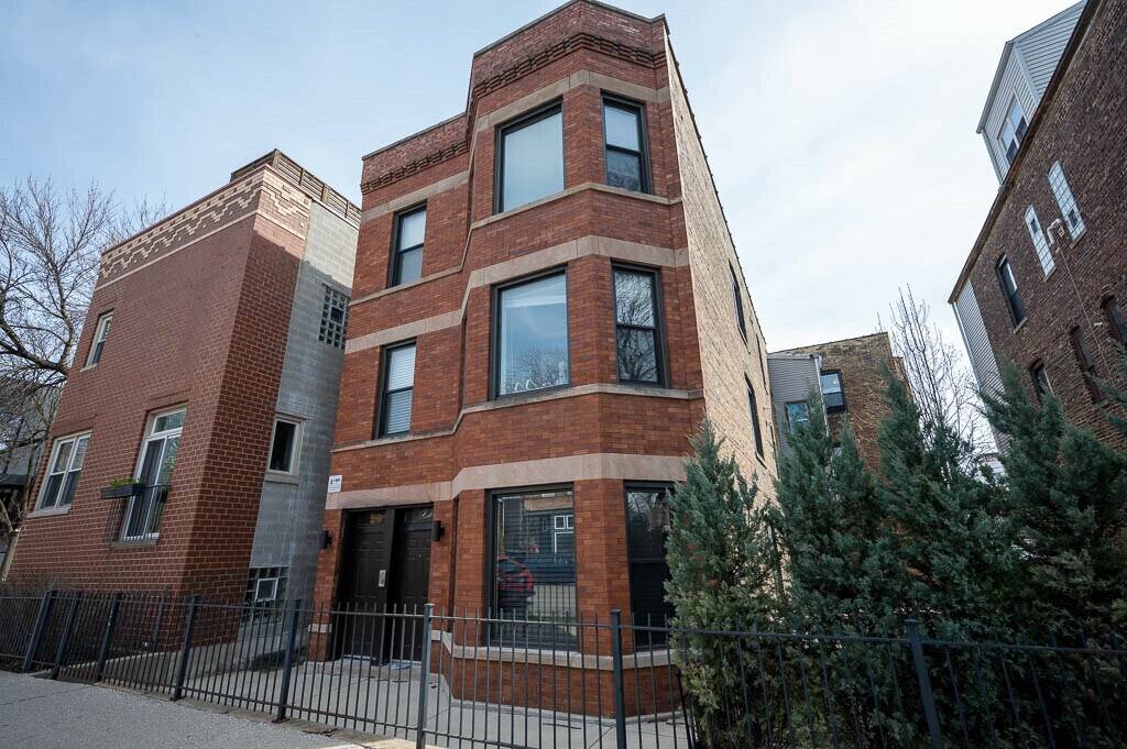 Building Photo - 2019 N Hoyne Ave
