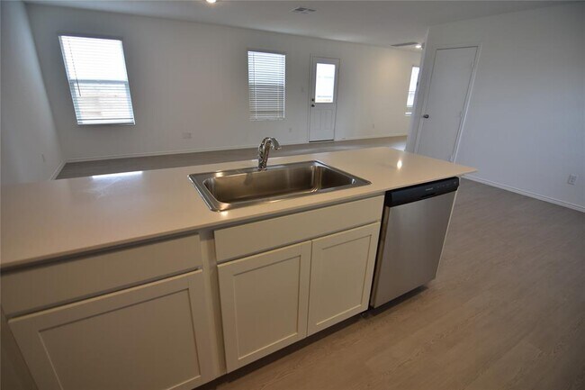 Building Photo - 373 Keefer