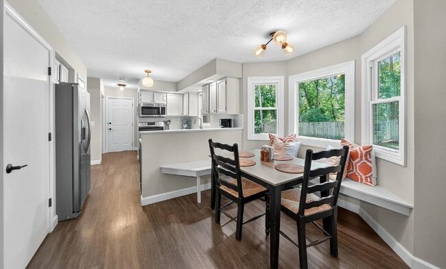 Building Photo - 2204 Spring Hill Dr