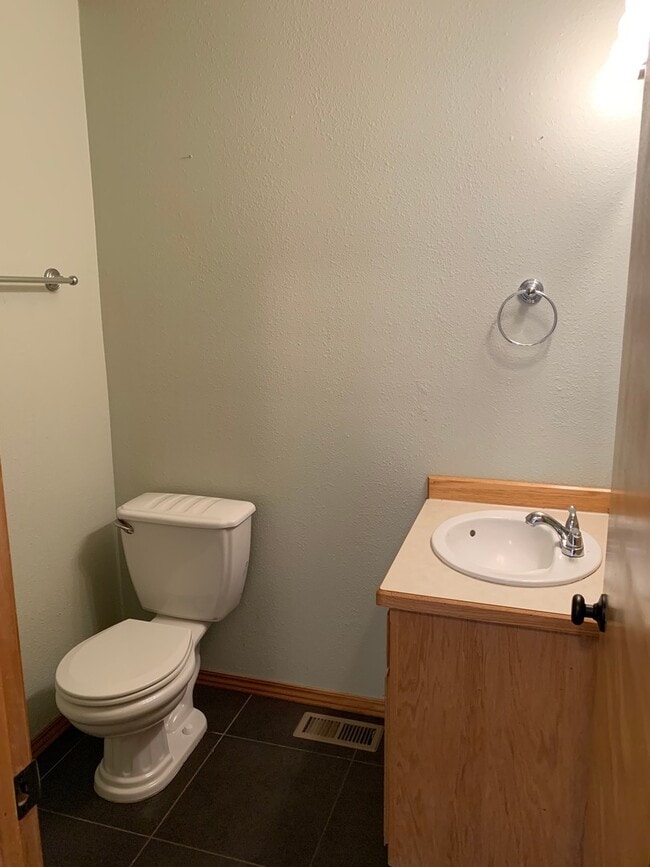 Building Photo - 404 River Ave