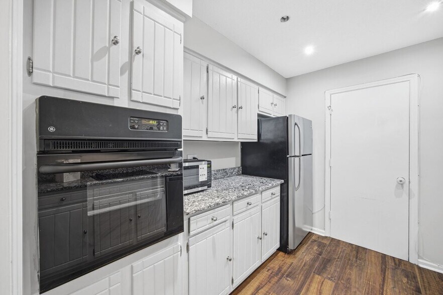 Building Photo - 4739 Hedgemore Dr
