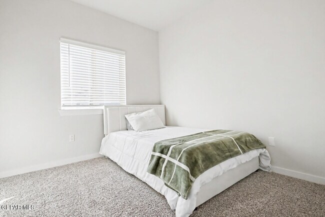 Building Photo - 12677 Viendo Norte Dr