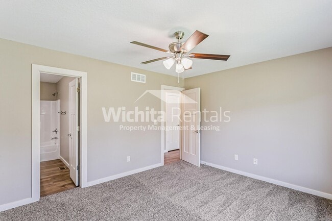 Building Photo - Large 4 bedroom 3 bathroom duplex