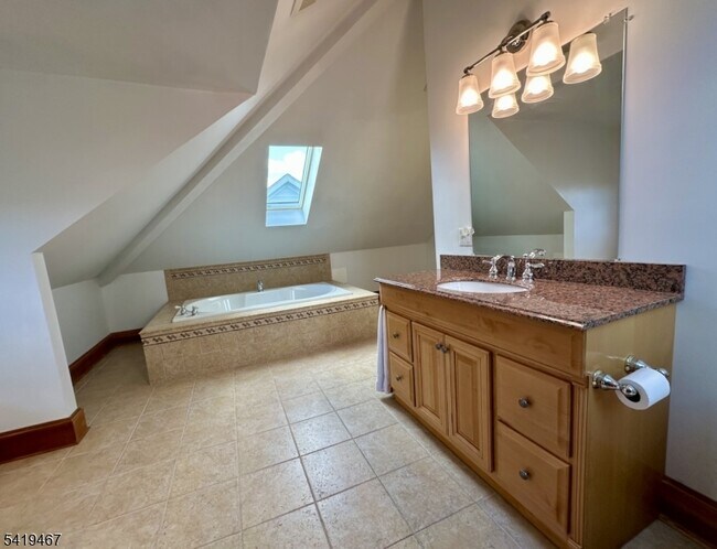 Building Photo - 12 Maple Ave