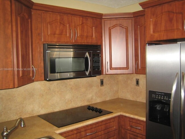 Building Photo - 10824 N Kendall Dr
