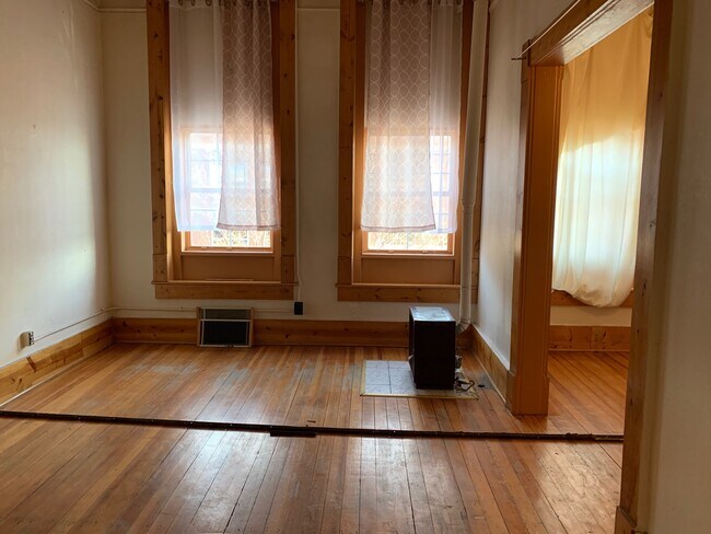 Building Photo - 318 W 17th St