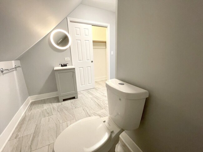 Building Photo - 942 N Elston Ave