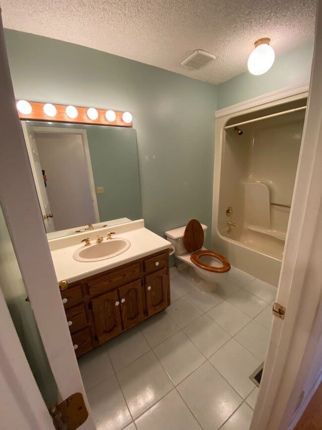 Building Photo - 2 Bed 2 Bath Home in Whites Creek. 20 minu...