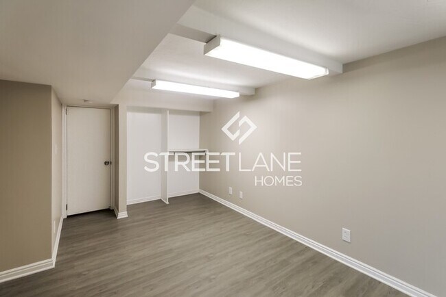 Building Photo - NOW OFFERING FIRST FULL MONTH FREE!!